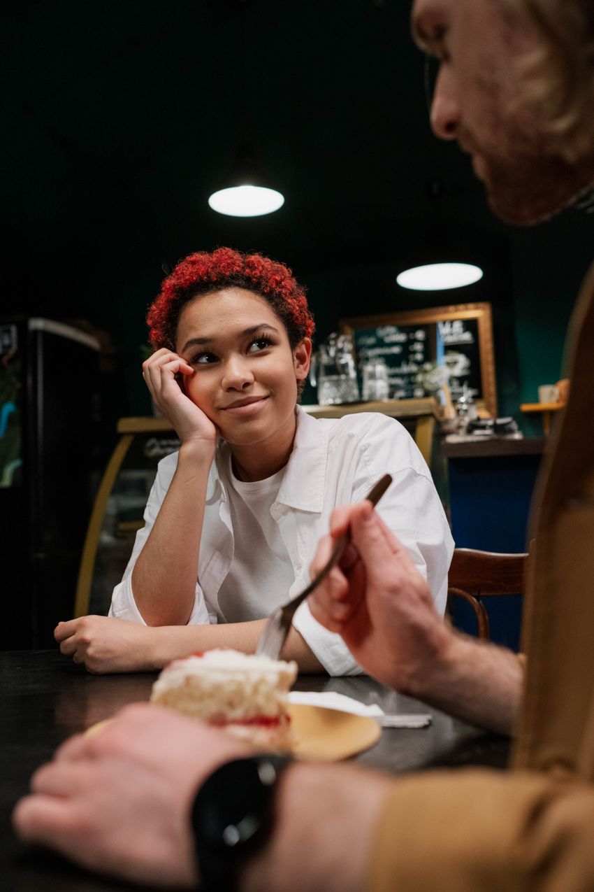 A couple talking over dessert at a café